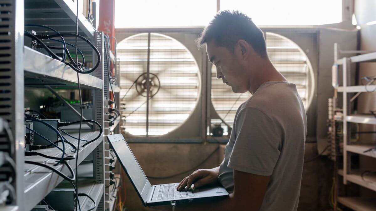 Ранний инвестор Apple вкладывает 50 миллионов в китайскую ферму Bitmain.. Фото.