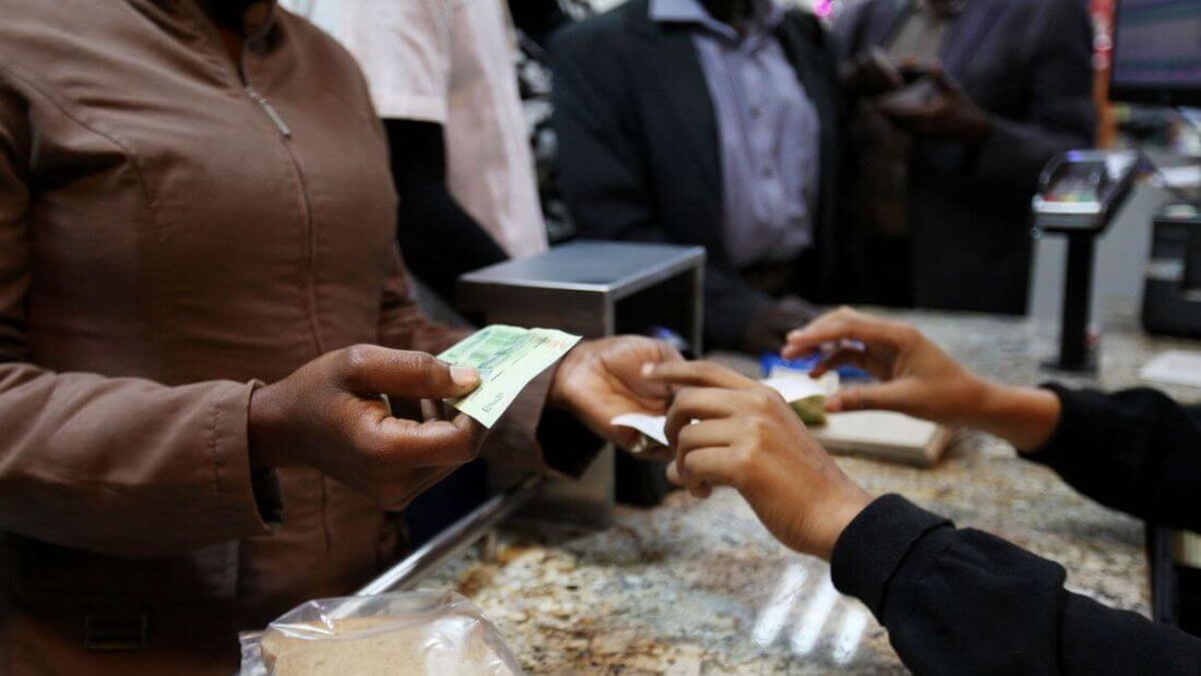 Гости из будущего: в Зимбабве биткоин покупают за 10 тысяч долларов. Фото.