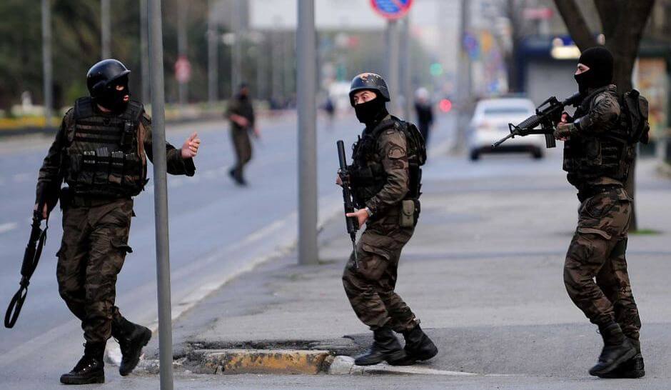Прогресс: турецкие полицейские провели первую операцию против похитителей биткоинов. Фото.