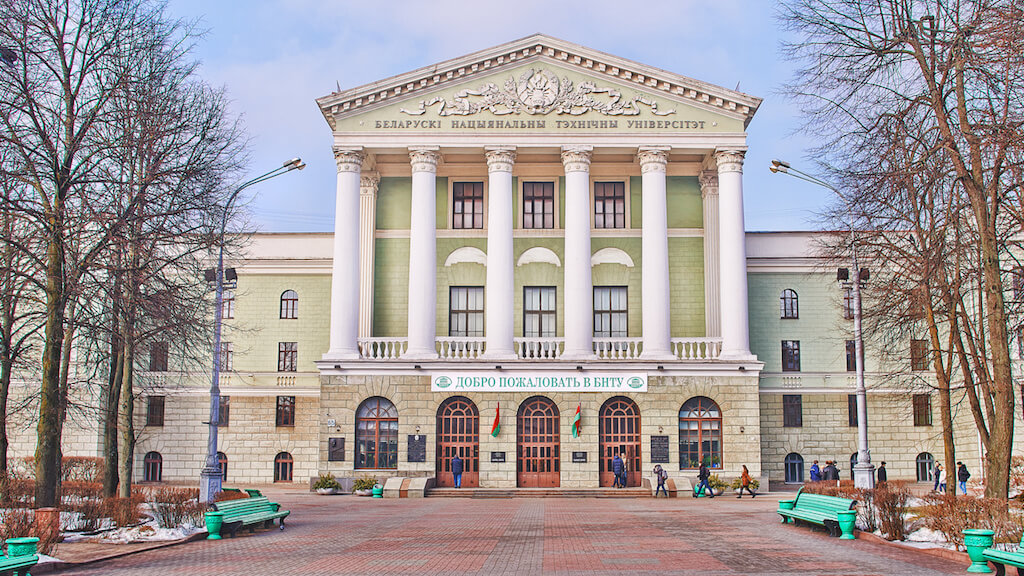 Белорусский ВУЗ объявил набор будущих специалистов по криптовалютам. Фото.