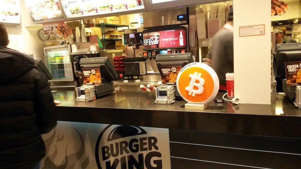 Американская закусочная даст криптовалюту за поедание бургеров. Фото.