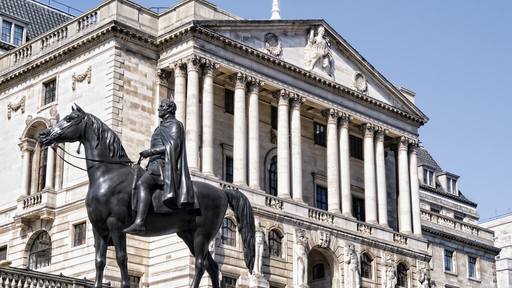 Переобулись: Банк Англии не будет запускать национальную криптовалюту. Фото.