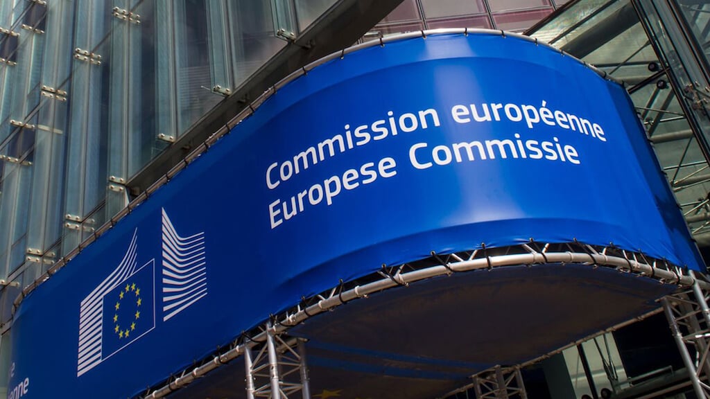 Как и все мы: Еврокомиссия внимательно следит за курсом криптовалют. Фото.