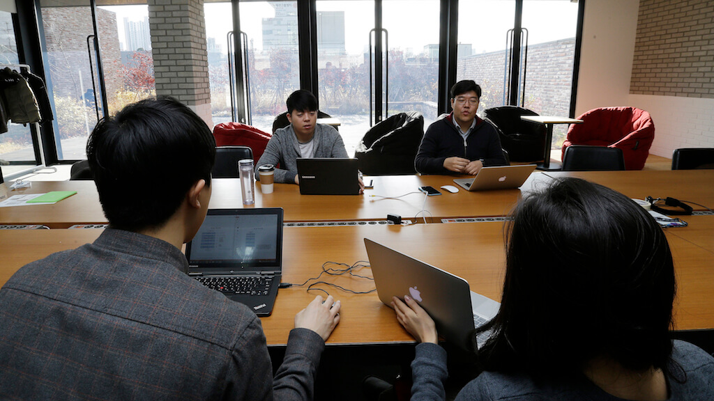 Юристы Южной Кореи подают в суд из-за ограничений торговли криптой. Фото.