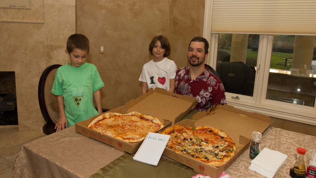 Покупатель двух пицц за 10 тысяч биткоинов повторил эксперимент в Lightning-сети. Фото.
