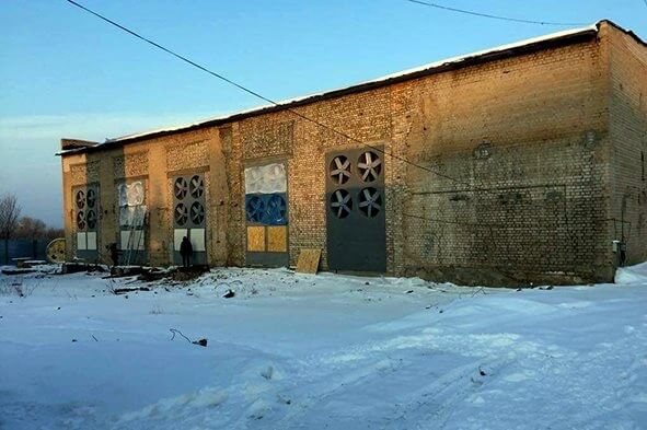 В Оренбурге полиция нашла большую майнинг-ферму в здании ликвидированного завода. Партизанский майнинг в России. Фото.
