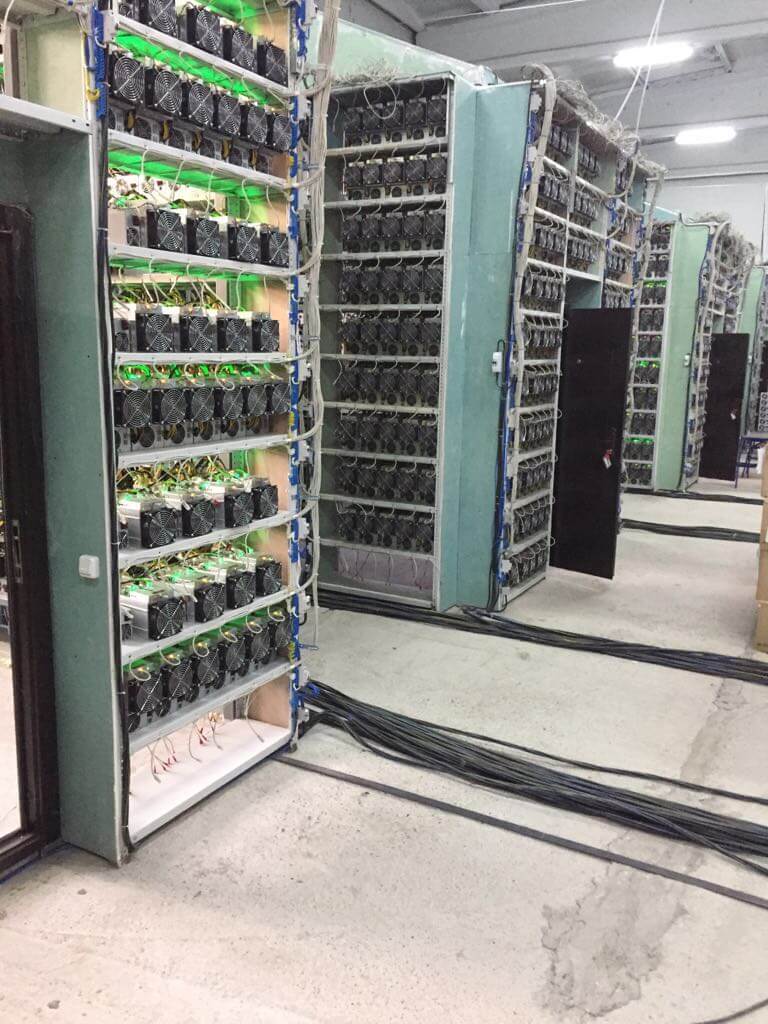 В Оренбурге полиция нашла большую майнинг-ферму в здании ликвидированного завода.. Партизанский майнинг в России.. Фото.