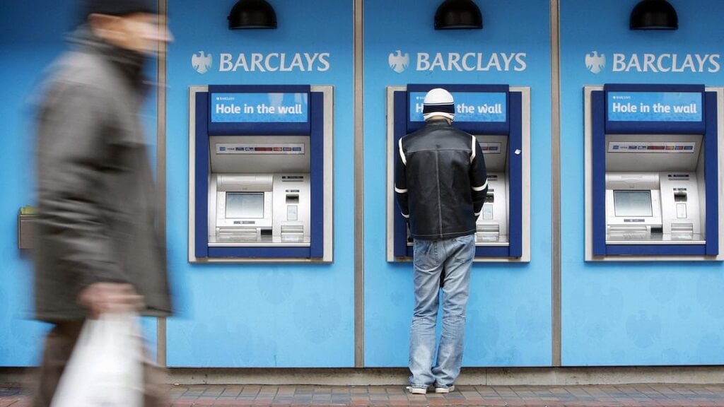 Крупнейший банк Великобритании задумался над трейдингом криптовалюты. Фото.