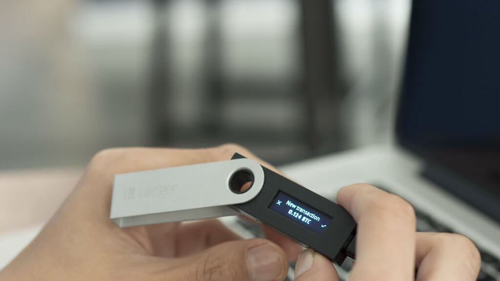 Разработчики представили криптовалютный кошелёк со сканером отпечатков пальцев. Ledger Nano S. Фото.