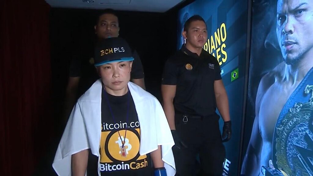 Роджер Вер и Bitcoin Cash спонсируют бойца MMA Мэй Ямагучи. Она проиграла первый бой. Фото.