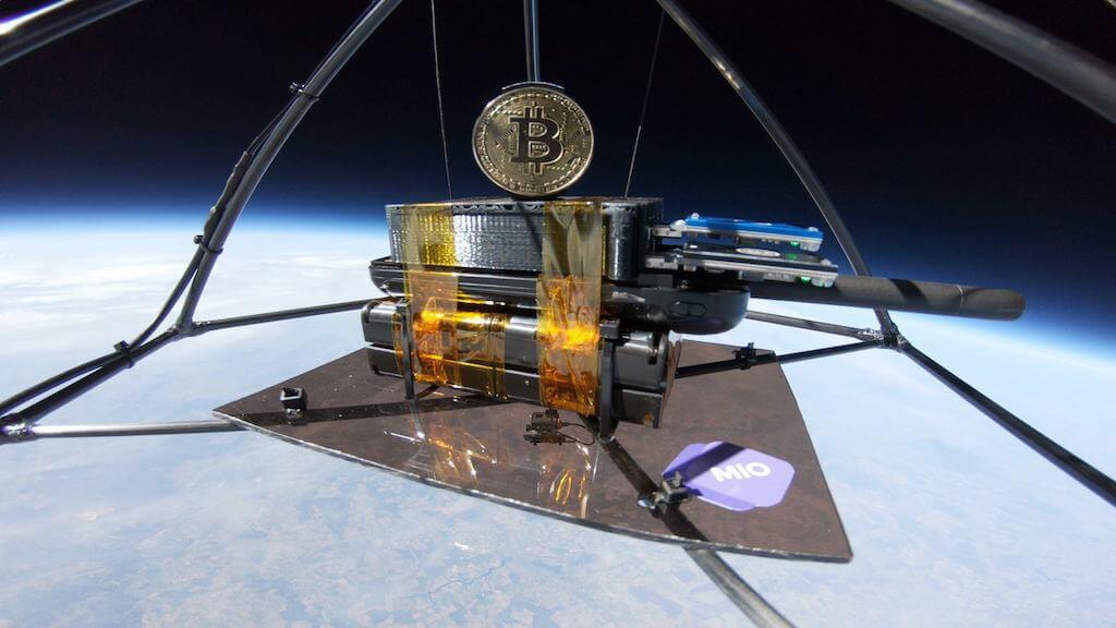 На Луну: криптокомпания отправила Биткоин-майнер в стратосферу. Фото.