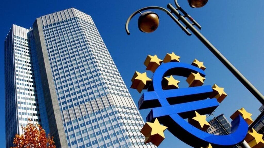 Евро приносит убытки, пока Биткоин остается на плаву. Фото.