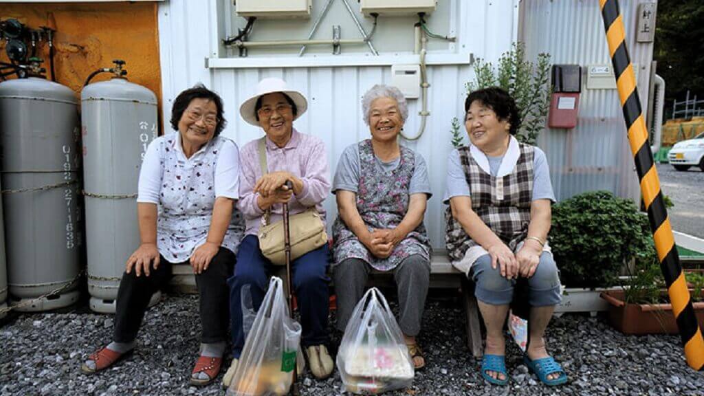 Японских пенсионеров научат инвестировать в криптовалюту. Фото.