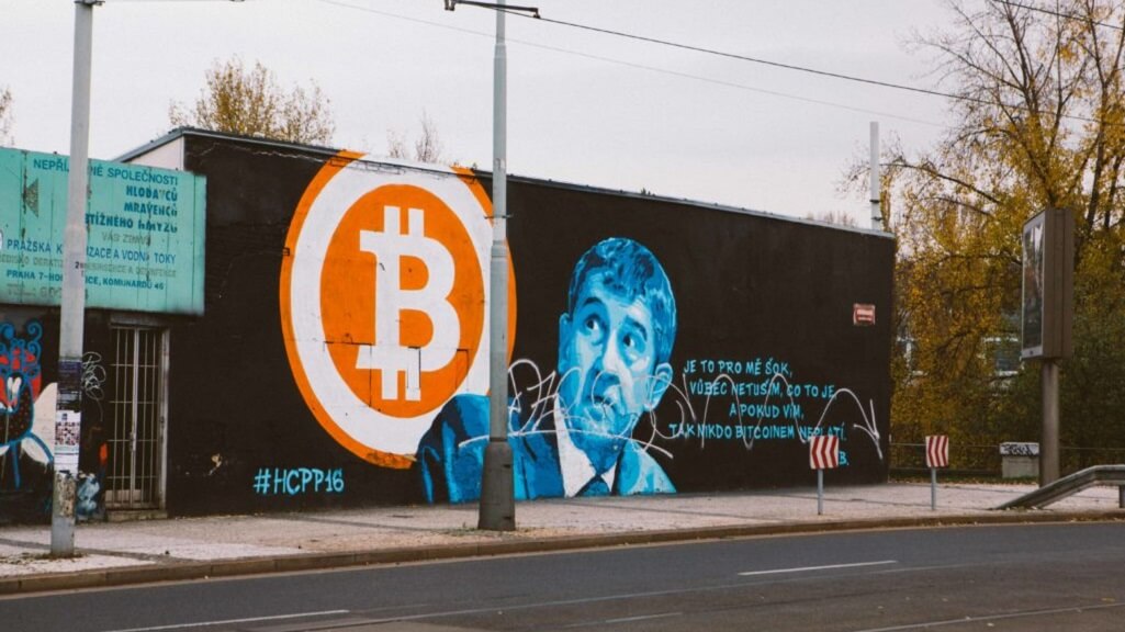 Биткоин-граффити: как криптовалютная революция добралась до улиц. Фото.