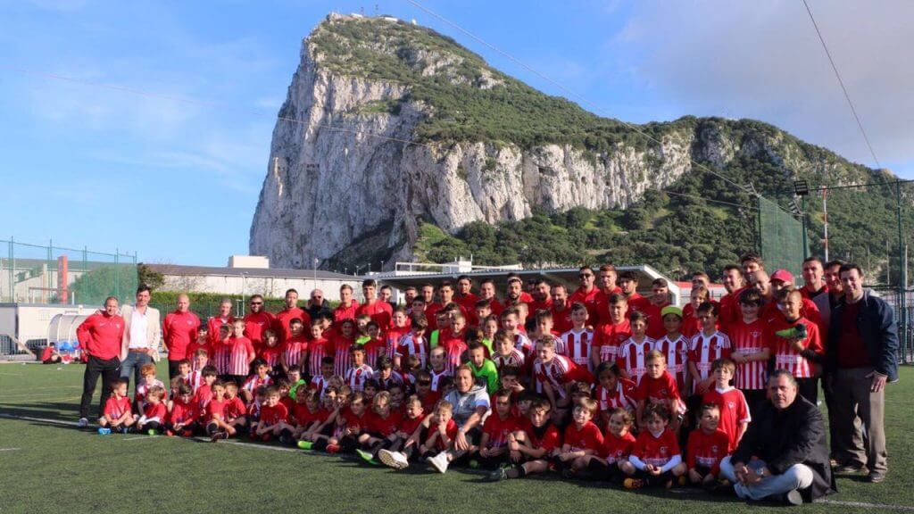 Повод уехать: игрокам футбольного клуба из Гибралтара будут платить зарплату в криптовалюте. Фото.