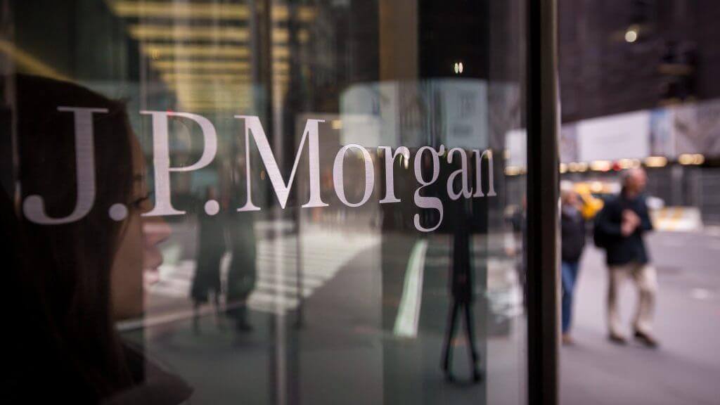 Руководитель банка JPMorgan сравнил покупку Биткоина с курением. Что между ними общего? Логотип банка JPMorgan. Фото.