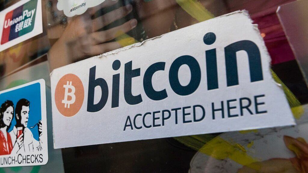 Криптовалюты от банков. Знак приёма BTC. Источник: News.bitcoin. Фото.