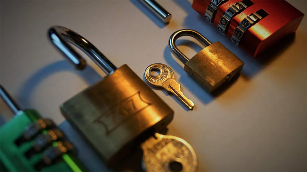 Что такое публичные и приватные ключи. Ключ и замки. Источник: Твиттер. Фото.