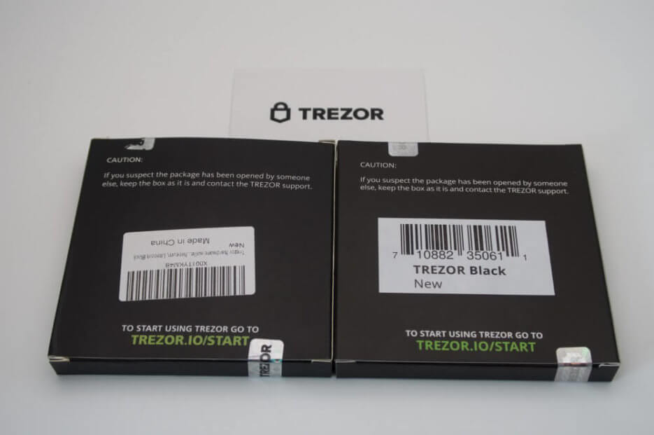 Как проверить подлинность Trezor. Упаковка поддельного Trezor (слева) в сравнении с упаковкой оригинального кошелька (справа). Источник: blog.trezor.io. Фото.