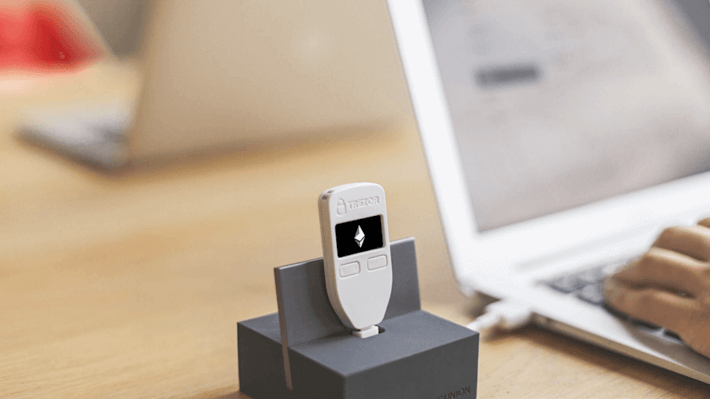 В аппаратный кошелёк Trezor добавили нативную поддержку Эфириума. Ждём рост? Фото.