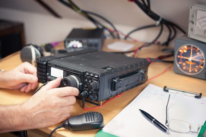 Нет интернета, нет проблем: как можно отправить биткоины с помощью обычного радио. Почему радиоволновая передача может пригодиться. Фото.