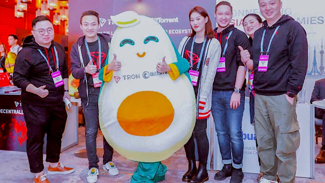 Человек-авокадо на конференции Token 2049. Источник: cryptocrimson. Фото.