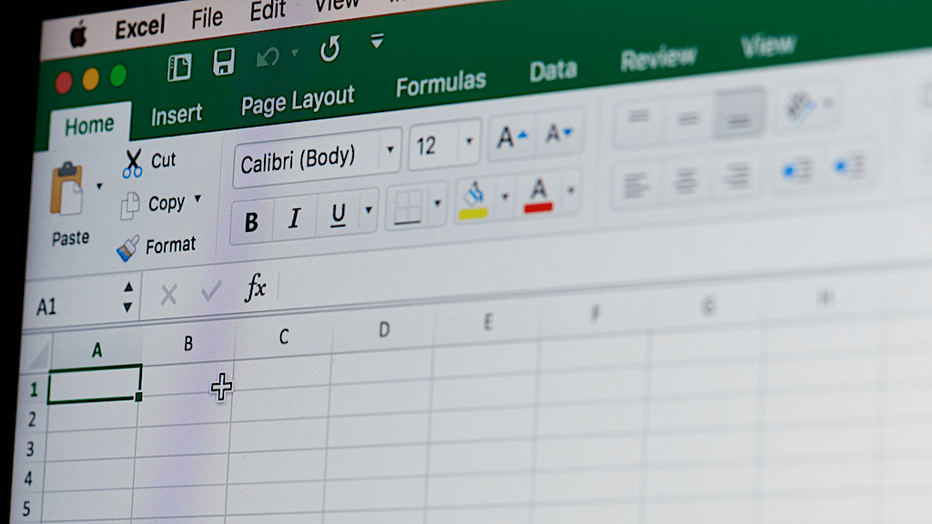 Теперь официально. Microsoft добавила Биткоин в список валют внутри Excel. Фото.