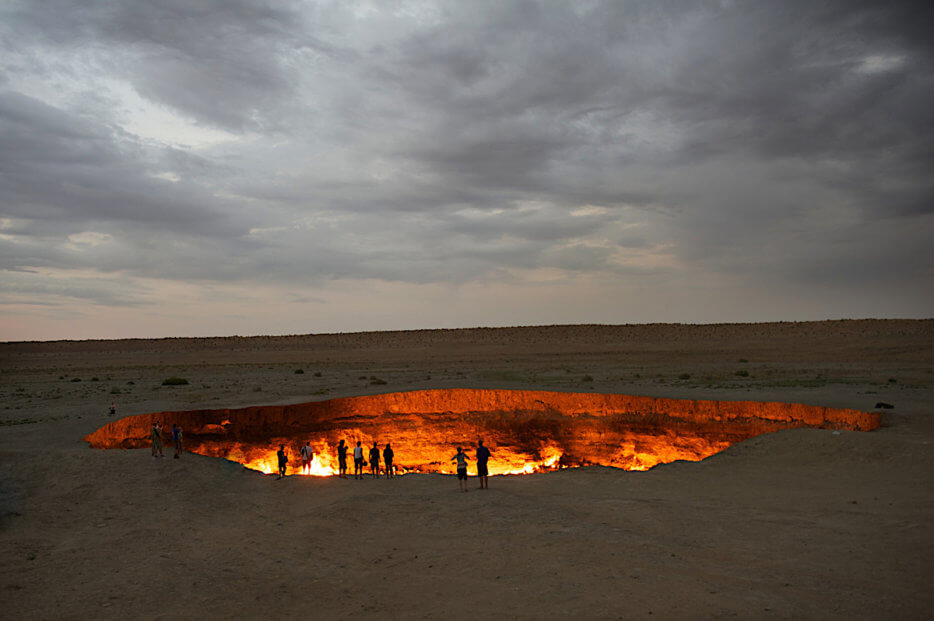 Метод 1: Майнинг на отработанном газу. «Врата в ад» в Туркменистане. Провал в газовый карман диаметром 60 метров, который подожгли ещё в 1971 году. Источник изображения: National Geographic. Фото.