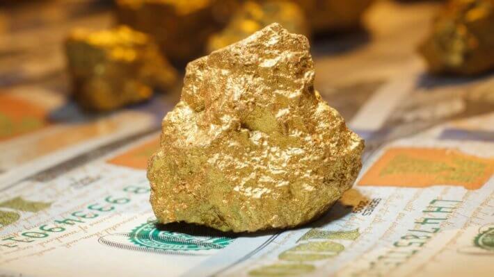 Биткоин прибыльнее золота на 83 тысячи процентов. Фото.