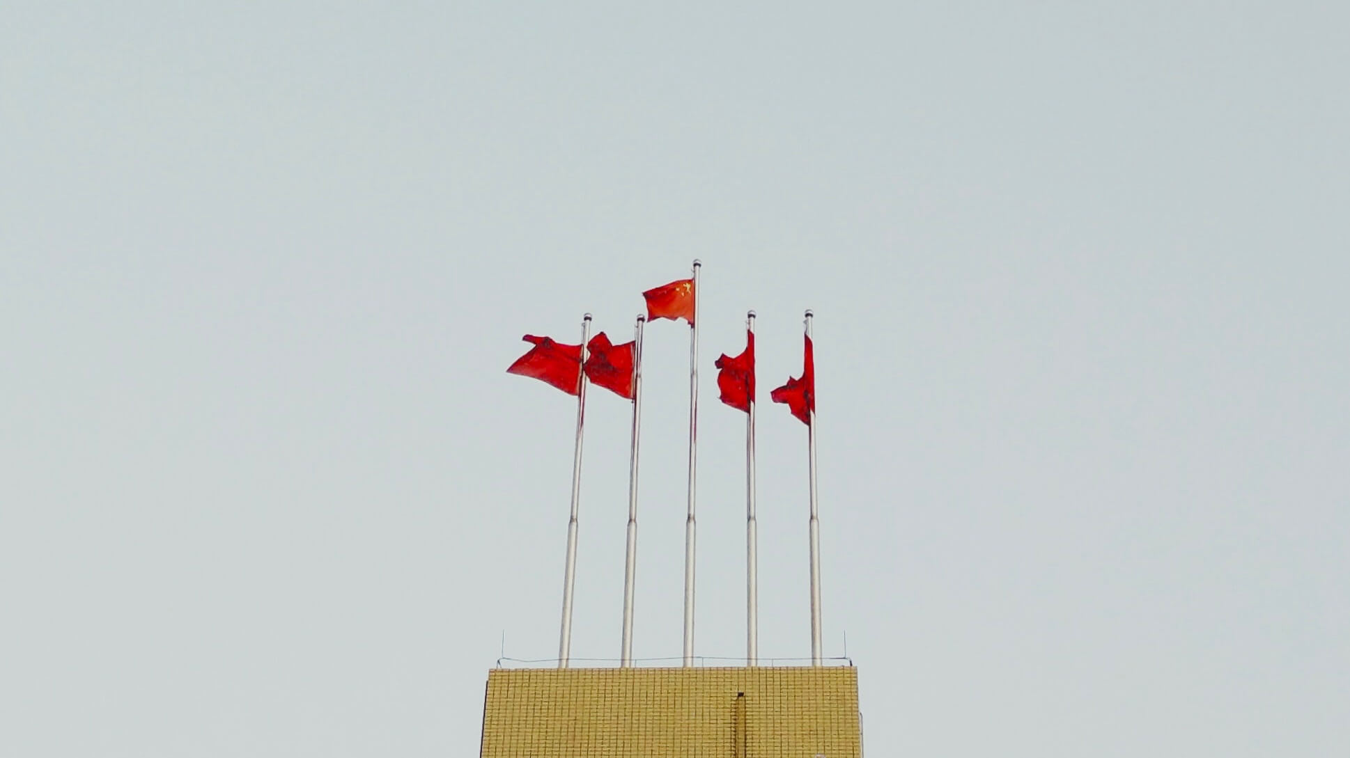 Особенности китайской криптовалюты. Флаги Китая. Источник: Unsplash. Фото.