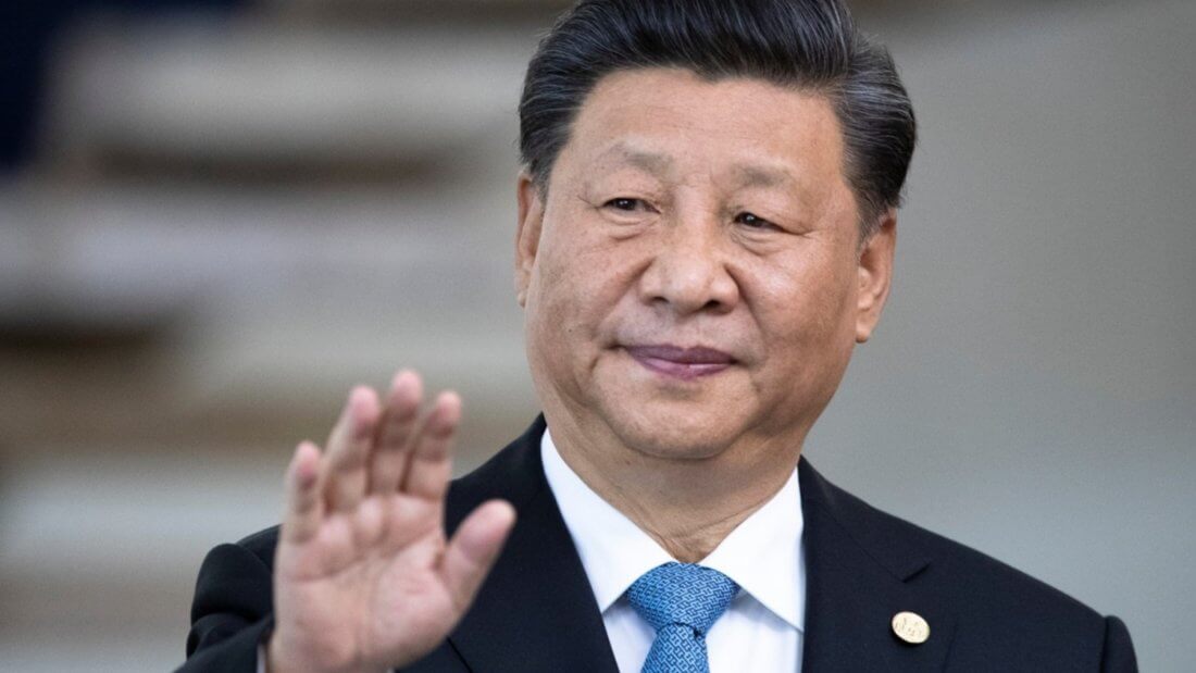 Председатель КНР Си Цзиньпин машет рукой