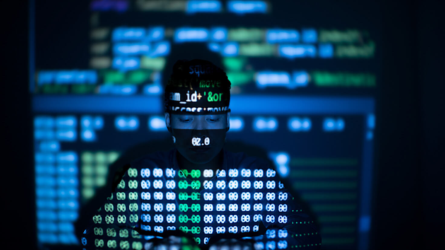 Онлайн-вымогательство и Биткоин. Хакер за работой. Онлайн-вымогательство и Биткоин. Хакер за работой. Фото.