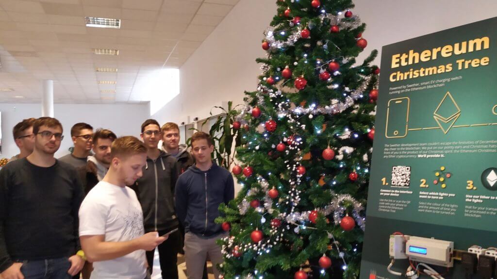 Новогодняя ёлка на Эфириуме. Студенты тестируют новогоднюю ёлку на блокчейне. Источник: Люблянский университет. Фото.
