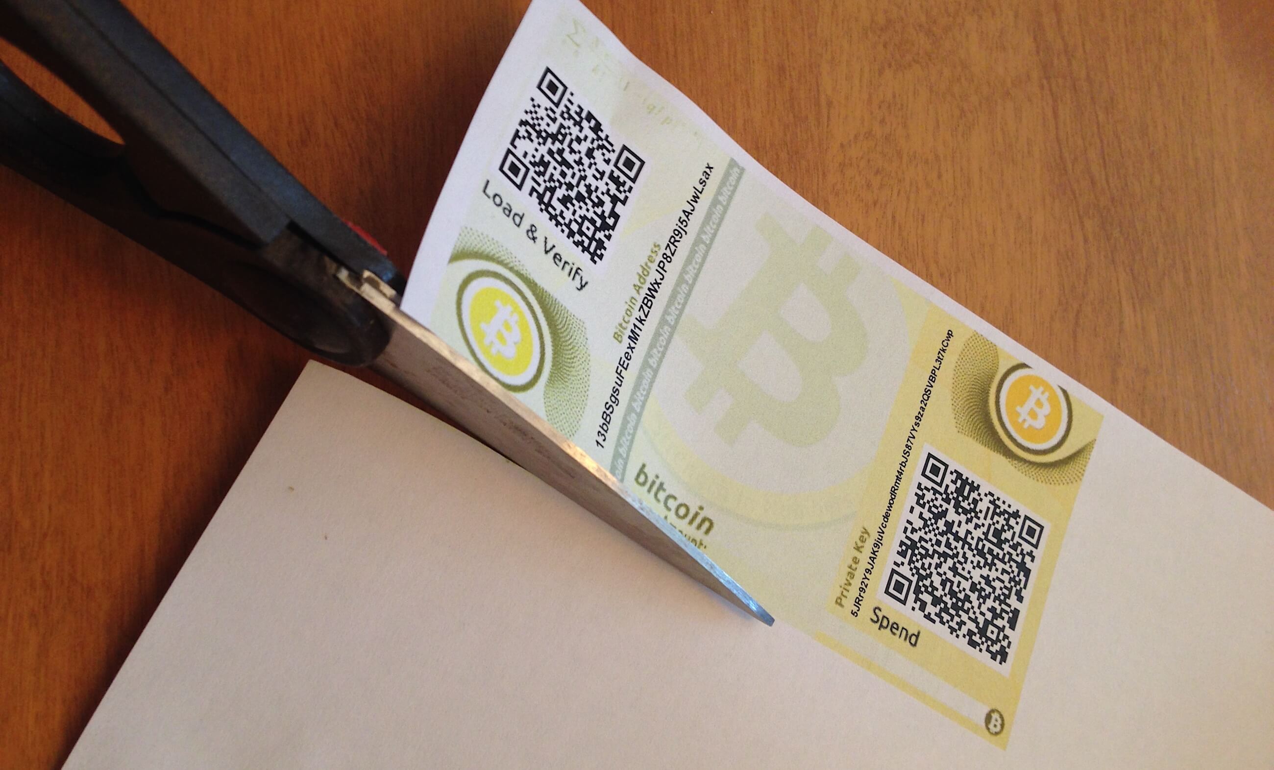 Другие идеи для криптовалютных кошельков. Бумажный кошелёк. Источник: exporockshow.com. Фото.