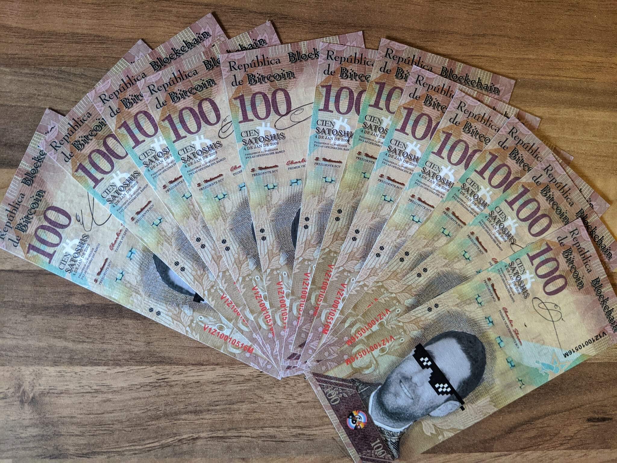 Как помогают Россу Ульбрихту. Банкноты с портретом Чарли Шрема. Источник: Твиттер. Фото.