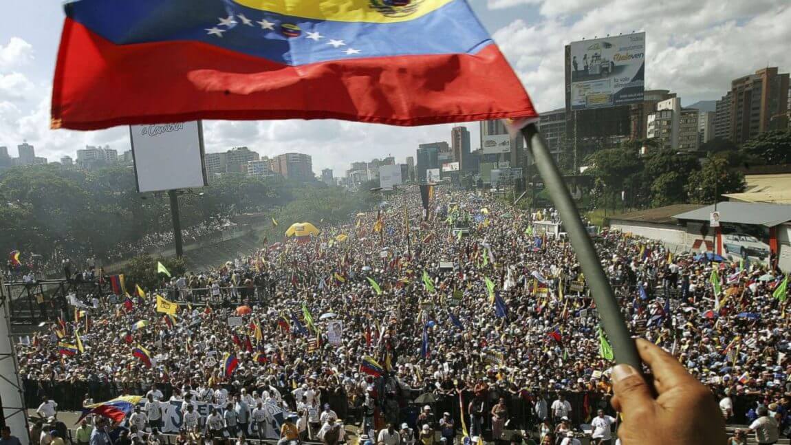 Экономическая ситуация в Венесуэле. Флаг Венесуэлы. Источник: Remezcla. Фото.