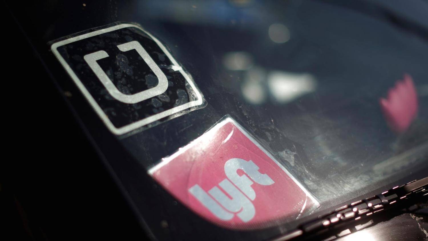 Как децентрализованные проекты хотят конкурировать с Uber? Логотипы Uber и Lyft. Фото.