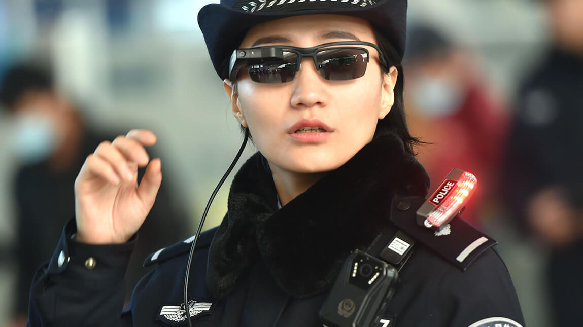 Глава Китая предложил использовать блокчейн в управлении страной. Китайская полиция берёт на вооружение смарт-очки с функцией распознавания лиц. Фото.