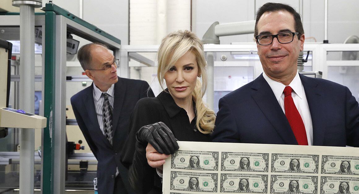 №5. Биткоин — это пузырь. Министр финансов США Стивен Мнучин и его жена с листом банкнот. Печатные станки Соединенных Штатов готовы выпустить миллионы таких листов. Фото.