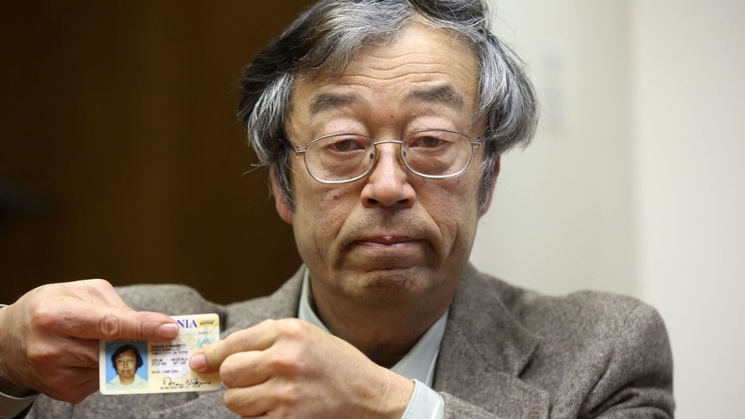 Кто создал Биткоин. Сатоши Накамото изображают так. Хотя на фотографии — Дориан Накамото, который не относится к криптовалюте. Фото.