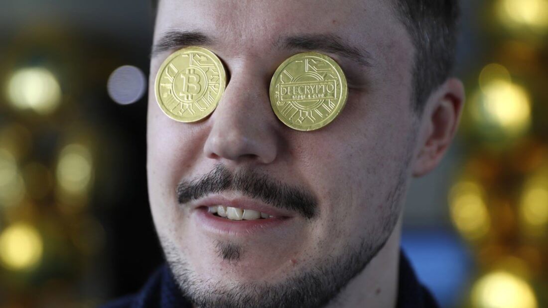 глаза Биткоин монеты