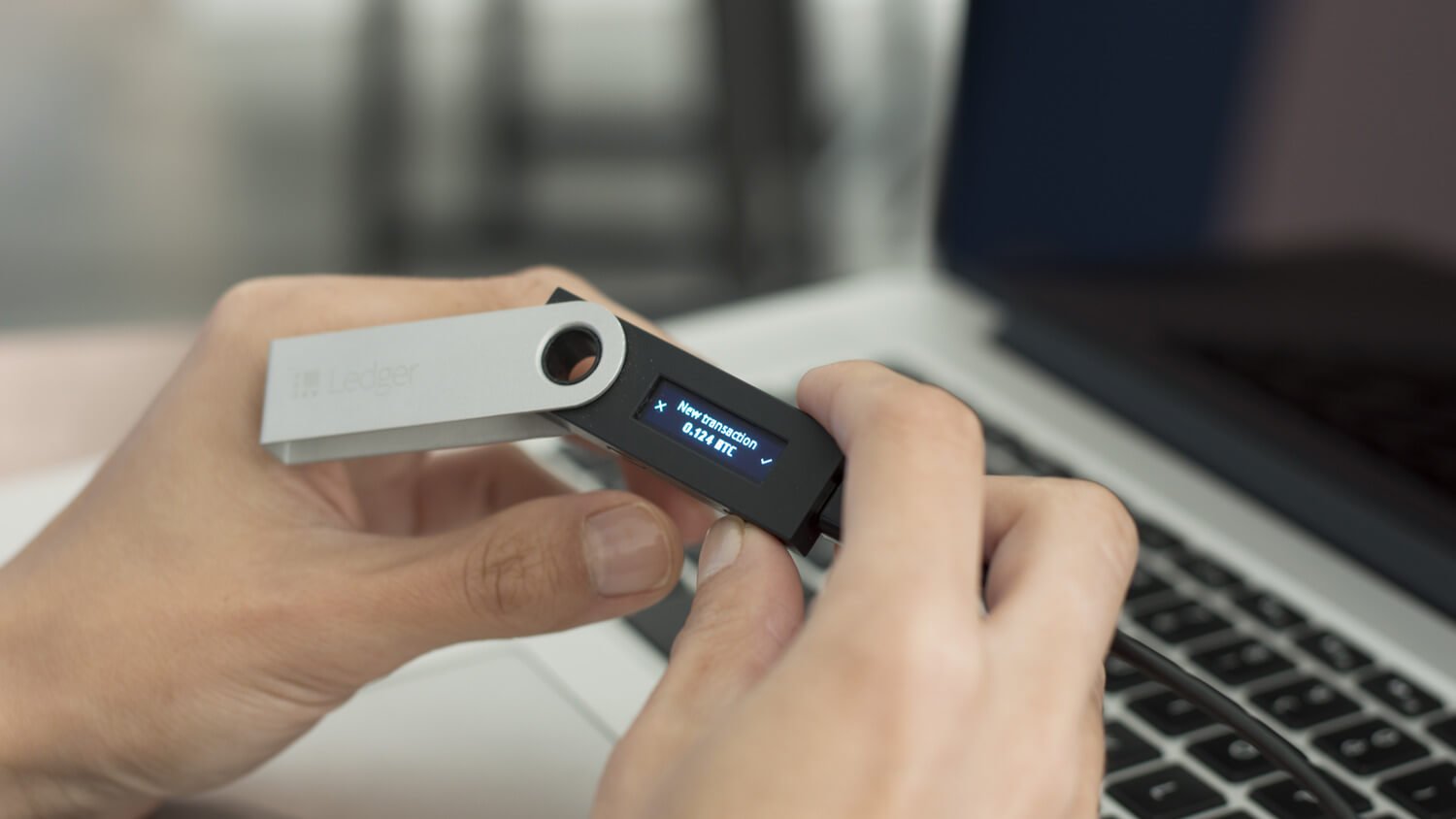 Как защитить свои криптовалюты? Аппаратный кошелёк Ledger Nano S. Фото.