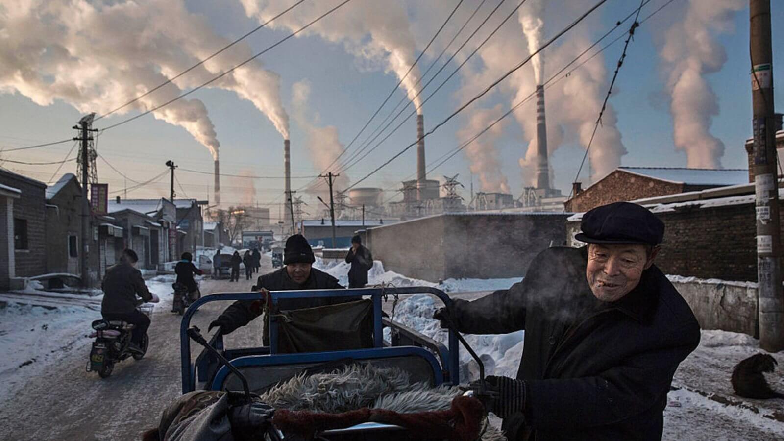 Вред майнинга для экологии. Массовое использование неэкологичных источников электроэнергии привело к настоящей экологической катастрофе в Китае. Фото.