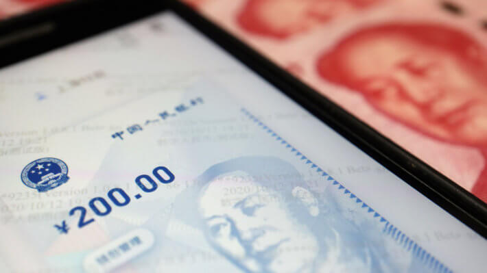 Huawei выпустит смартфон со встроенным кошельком для цифрового юаня. Фото.