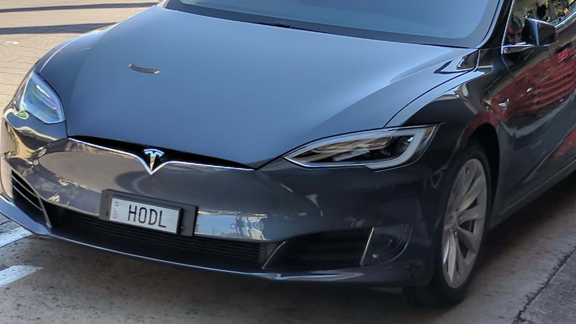 Сколько будет стоить Биткоин в 2024 году? Tesla с криптовалютным номером. Фото.