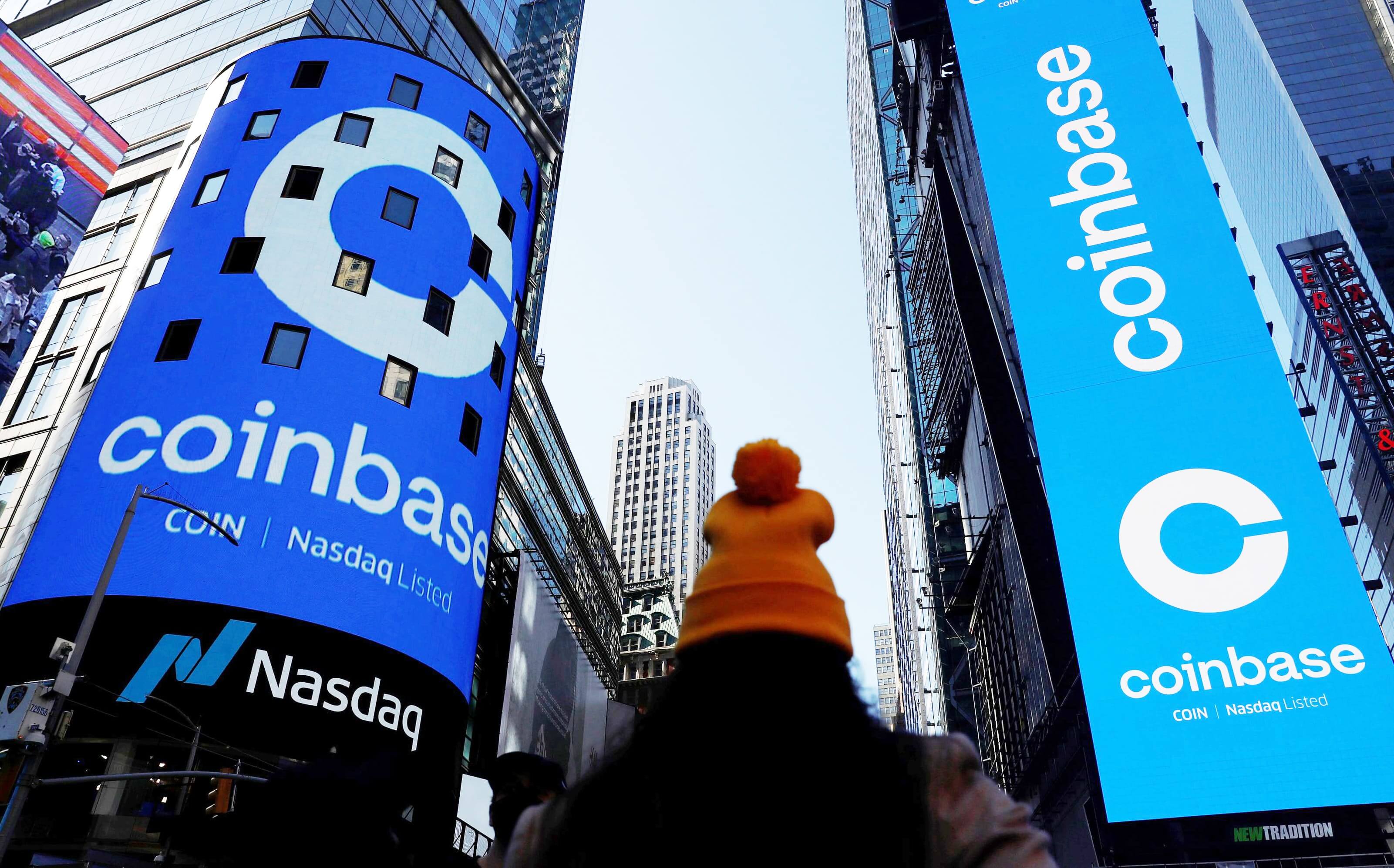 Лучшие криптокомпании мира. Логотип Coinbase на Манхэттене. Фото.