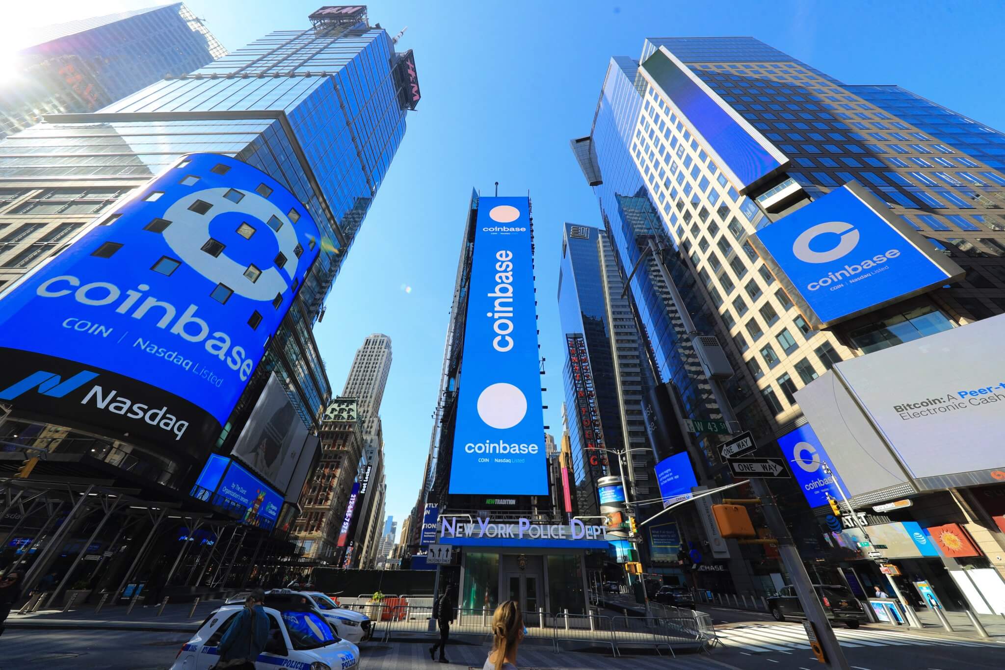 Сколько будет стоить Биткоин в этом году? Логотип Coinbase на Манхэттене. Фото.