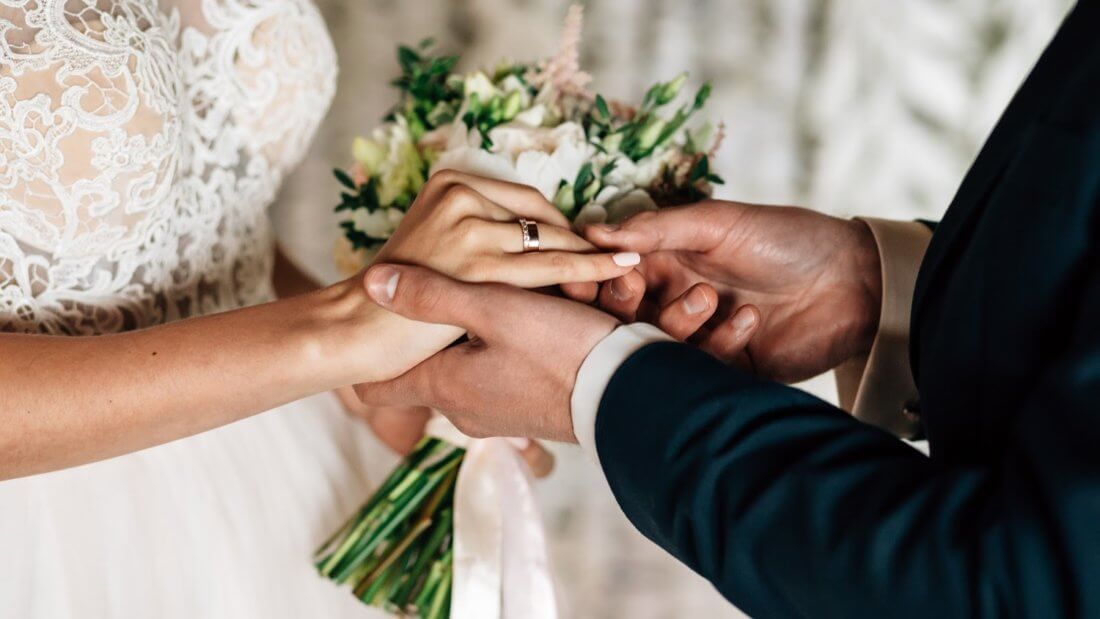 Пара заключила брак в блокчейне Эфириума и использовала кольца в виде NFT-токенов. Во сколько это обошлось? Фото.