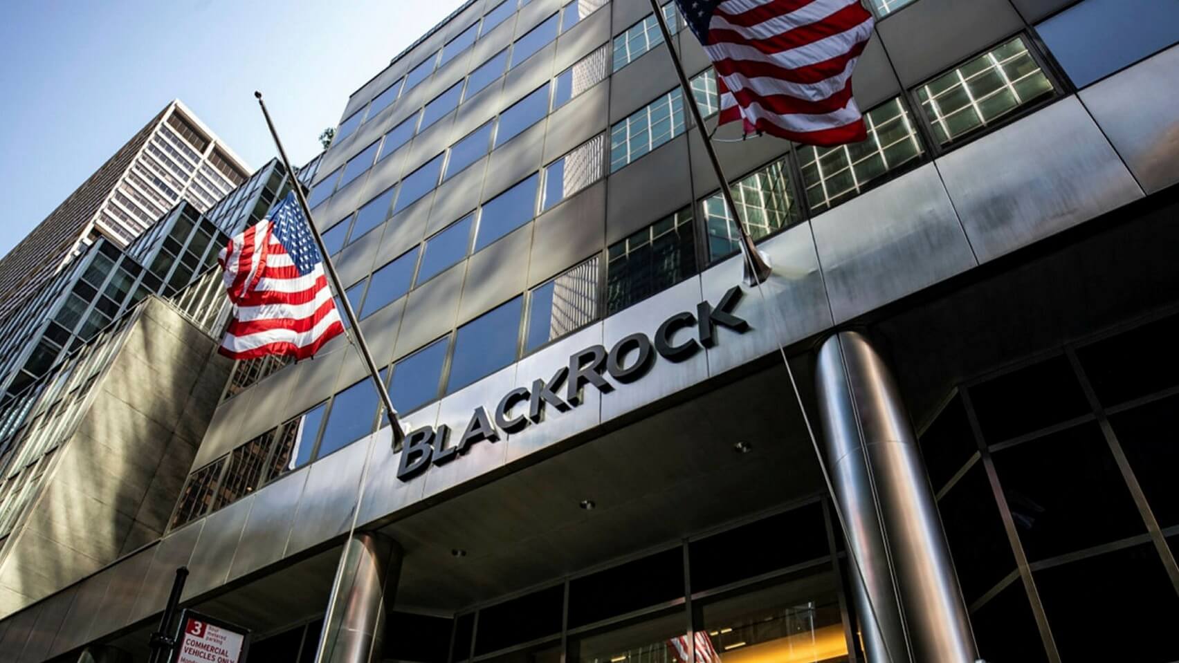 Кто покупает биткоины из компаний. BlackRock. Фото.
