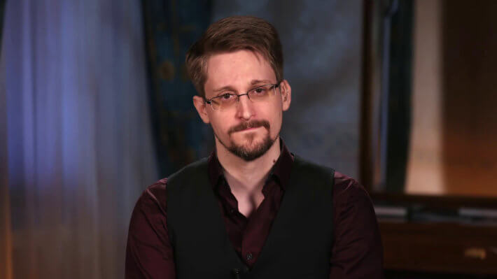 Эдвард Сноуден продал собственный NFT-токен за 5.4 миллиона долларов. Зачем его купили? Фото.